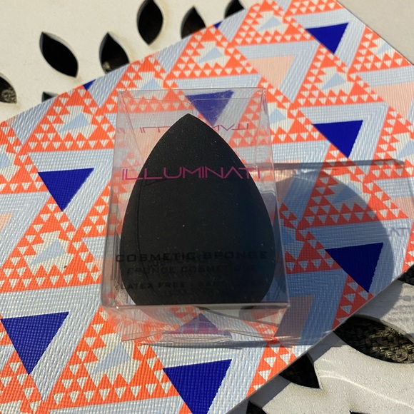 Illuminati Makeup Sponge - Picture 1 of 2